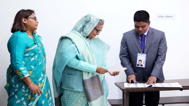 প্রধানমন্ত্রী শেখ হাসিনা দ্বাদশ জাতীয় সংসদ নির্বাচনে ধানমন্ডির সিটি কলেজ কেন্দ্রে ভোট প্রদান করেন