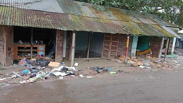 দিনাজপুরে হিন্দুদের ৪০ দোকানপাটে ভাঙচুর–লুটপাট