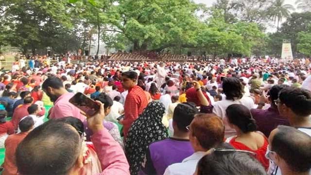 বর্ষবরণে রমনায় মানুষের ঢল