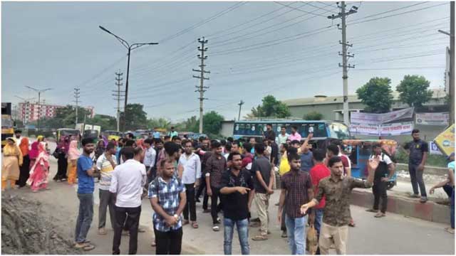 সাভারে বকেয়া বেতনের দাবিতে শ্রমিকদের বিক্ষোভ