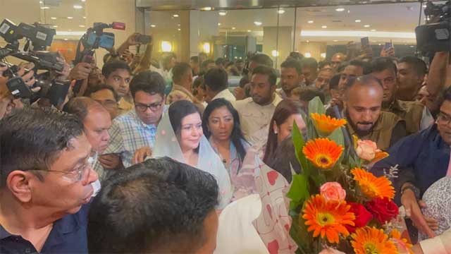 হাসপাতালে মাকে দেখে বাবার বাড়িতে গেলেন ডা. জোবায়দা