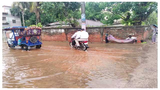 নোয়াখালীতে ভারী বৃষ্টিপাতে সৃষ্ট জলাবদ্ধতায় জনদুর্ভোগ