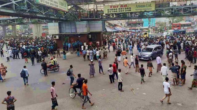 মিরপুরে ব্যাটারিচালিত রিকশাচালকদের সড়ক অবরোধ