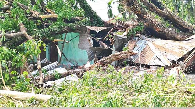 লালমনিরহাটে ঝড়ে লণ্ডভণ্ড শতাধিক ঘরবাড়ি, ব্যাপক ক্ষয়ক্ষতি