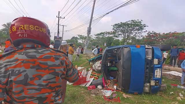 বাসের ধাক্কায় পিকআপ ভ্যান উল্টে শিশু নিহত, আহত ৭