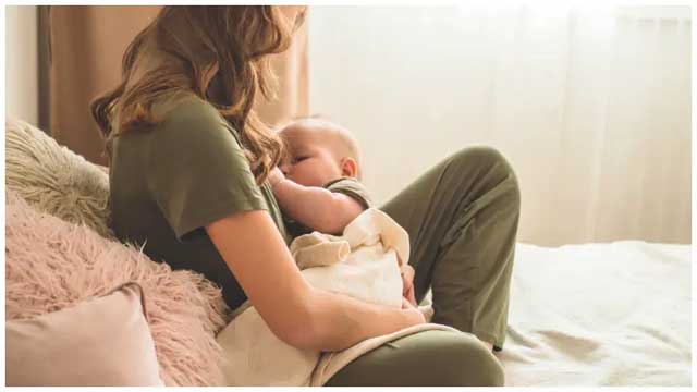 শিশুকে প্রথম ৬ মাস শুধু বুকের দু্ধ কেন খাওয়াবেন