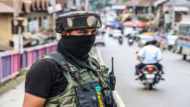 ভারত-শাসিত কাশ্মীরে থানায় ঢুকে সেনা সদস্যরা পুলিশকে মারধর করেছে কেন?