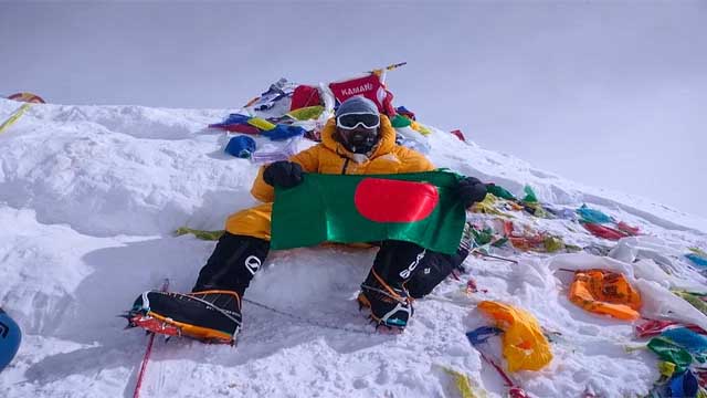 এভারেস্ট চূড়া থেকে নামার সময় আড়াই ঘণ্টা তুষারঝড়ে