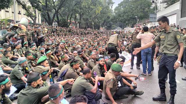 আনসার সদস্যদের বিরুদ্ধে মামলার প্রস্তুতি পুলিশের