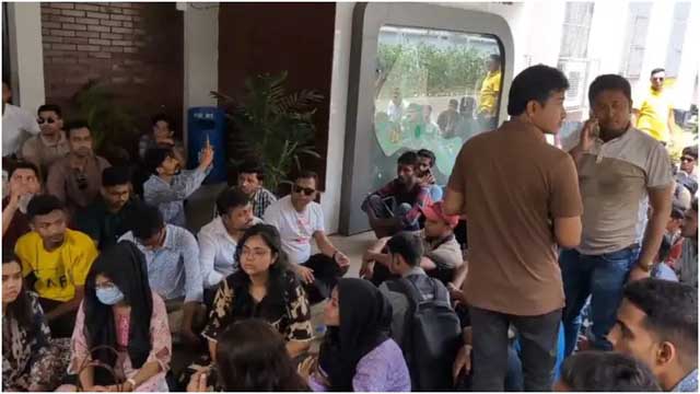 প্রশাসনিক ভবন ঘেরাও করে উপাচার্য ও প্রক্টরের পদত্যাগ দাবি ঢাবি ছাত্রদলের