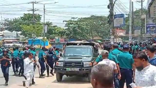 চট্টগ্রামে পুলিশের সঙ্গে ব্যাটারি রিক্সা চালকদের সংঘর্ষ