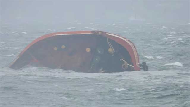 ১৪ লাখ লিটার তেলবাহী ট্যাংকারডুবি, ছড়িয়ে পড়েছে তেল