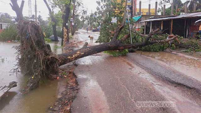 ঘূর্ণিদুর্গত কলাপাড়ার পথে প্রধানমন্ত্রী