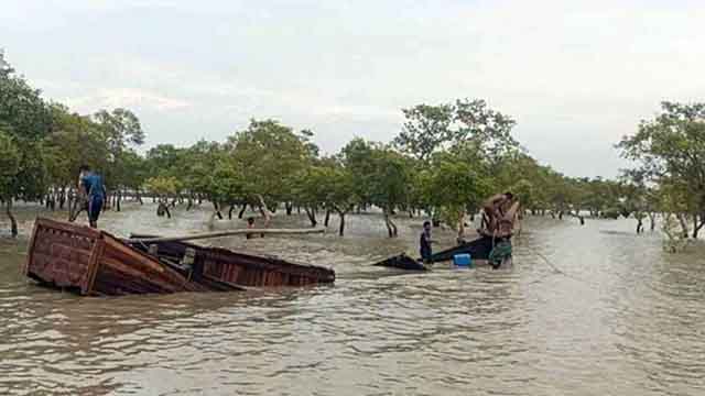 সাগরে ডুবে গেছে ২০ লবণবাহী ট্রলার, উদ্ধার ৩৪ মাঝিমাল্লা