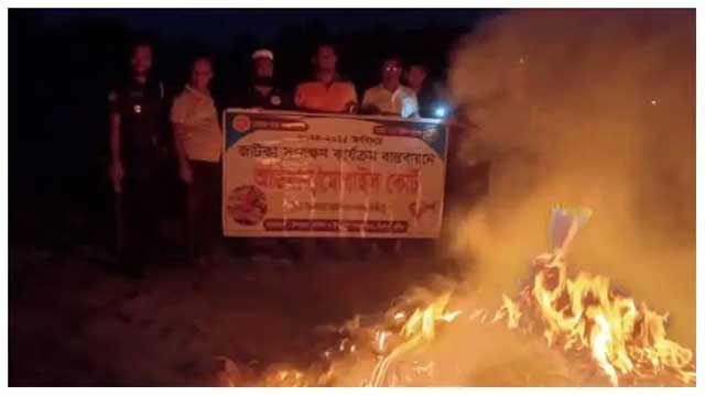 কুষ্টিয়ায় ১.৫ লক্ষ টাকার অবৈধ কারেন্ট জাল পুড়িয়ে ধ্বংস