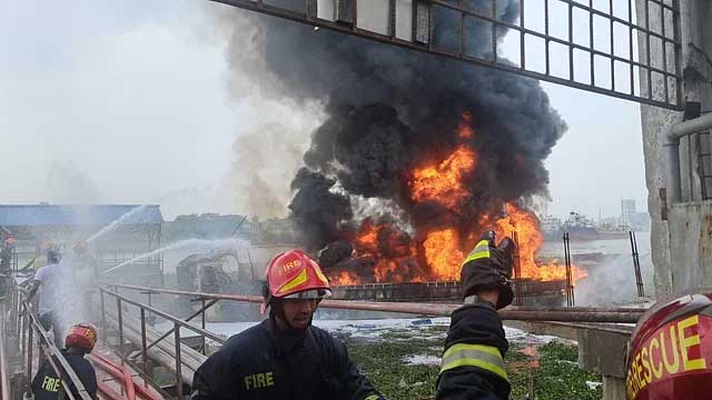 জ্বালানি তেলের ড্রামবাহী ট্রলারে অগ্নিকাণ্ড, একজনের লাশ উদ্ধার