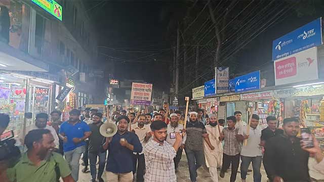 ঢাকা থেকে ফিরেই ভোলায় ৫ দফা দাবিতে বিক্ষোভ সমাবেশ, মশালমিছিল