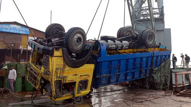 দ্বিতীয় দিনে উদ্ধার হলো একটি ট্রাক