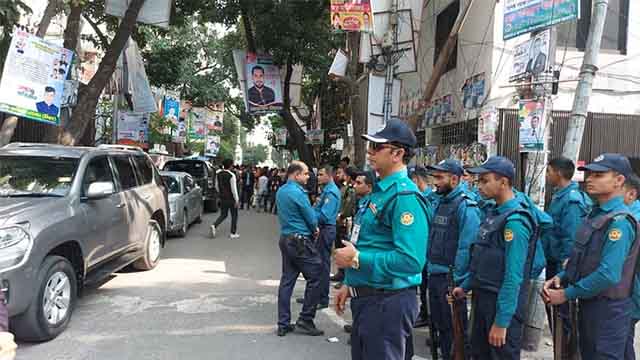 জাতীয় পার্টির কার্যালয়ের সামনে বিক্ষোভ, পুলিশের অবস্থান