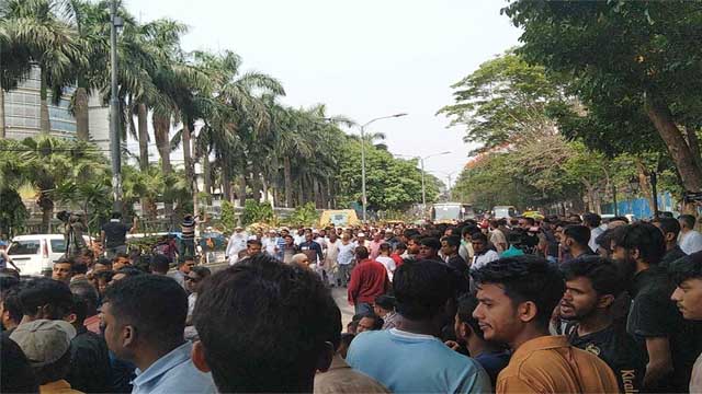 নগর ভবনের সামনে ইশরাক সমর্থকদের অবস্থান