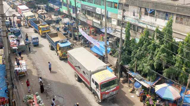 ফতুল্লায় সড়ক অবরোধ করে ট্রাকচালকদের বিক্ষোভ