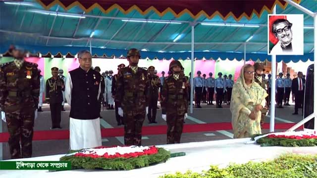 টুঙ্গিপাড়ায় বঙ্গবন্ধুর সমাধিতে রাষ্ট্রপতি-প্রধানমন্ত্রীর শ্রদ্ধা