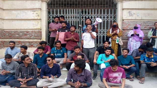 ভিসি ভবনে তালা, ৪ দাবিতে জবি শিক্ষার্থীদের অবস্থান কর্মসূচি